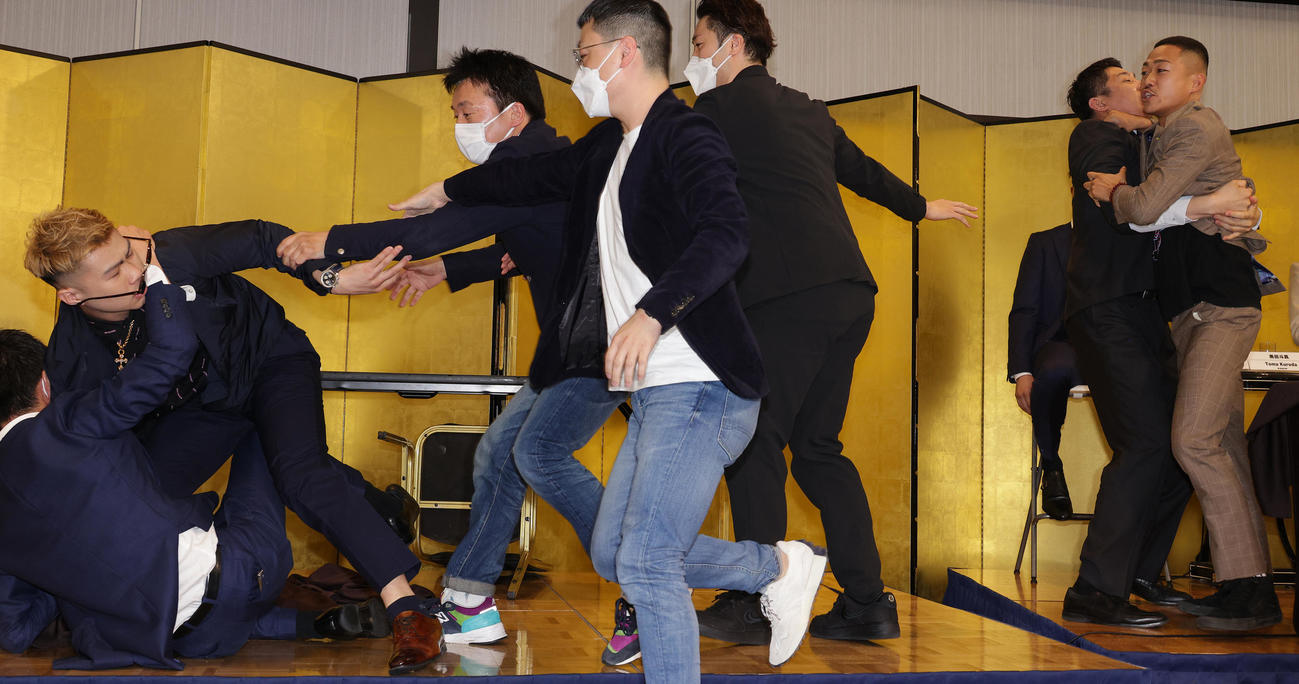 会見で乱闘寸前となったYA－MAN（左端）と芦澤竜誠（右端）（撮影・中島郁夫）