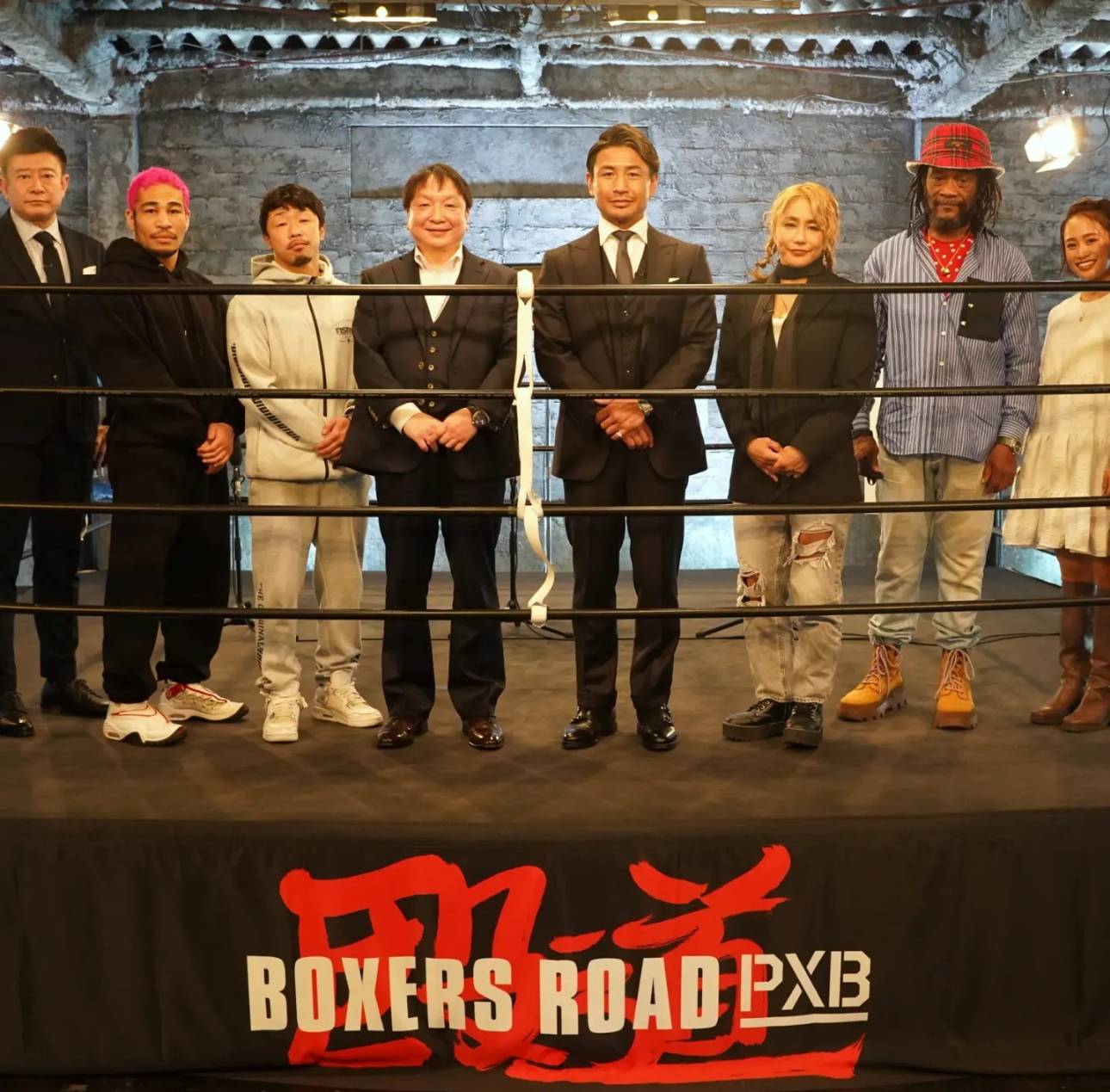 育成トレーナー陣、ナビゲーターらと並ぶ大橋秀行会長（左から4番目）（大橋ジム提供）