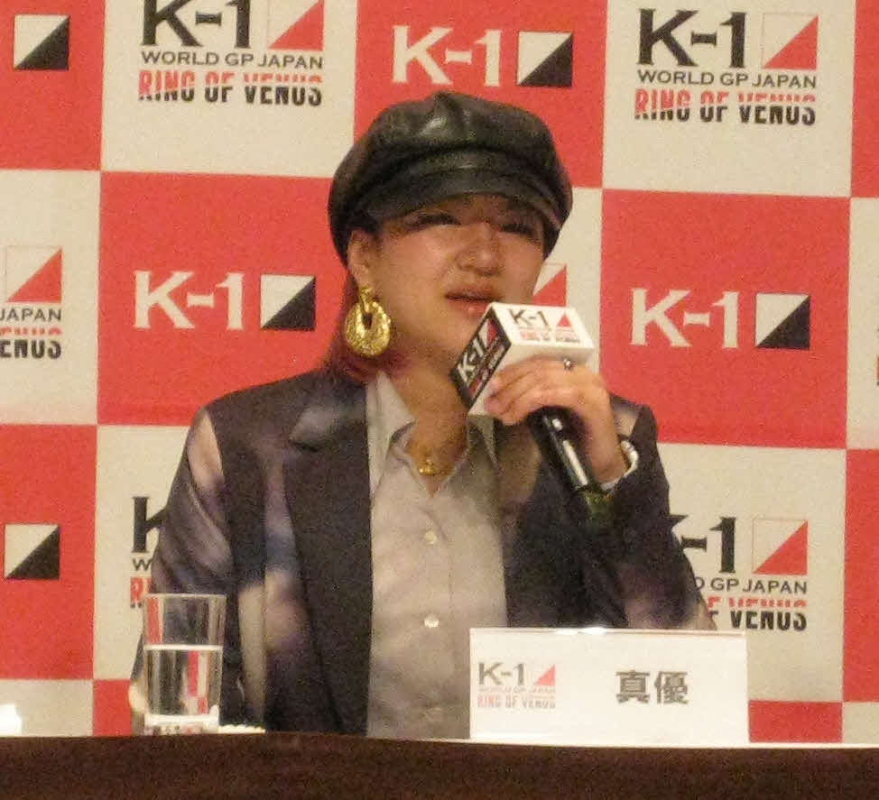 会見で必勝を誓う真優（撮影・吉池彰）