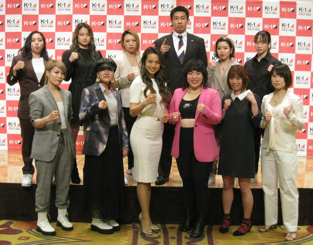 岡部友（左から3人目）ゆりやんレトリィバァ（同4人目）とともにフォトセッションに臨む真優（同2人目）（撮影・吉池彰）