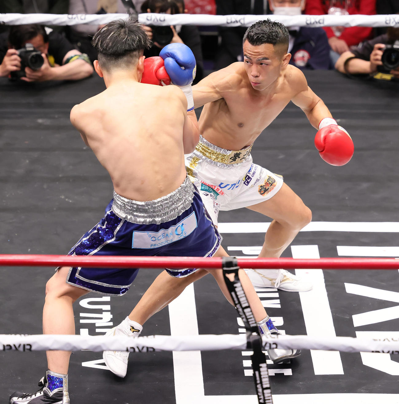 2回、武居（右）は河村を攻め込む（撮影・足立雅史）