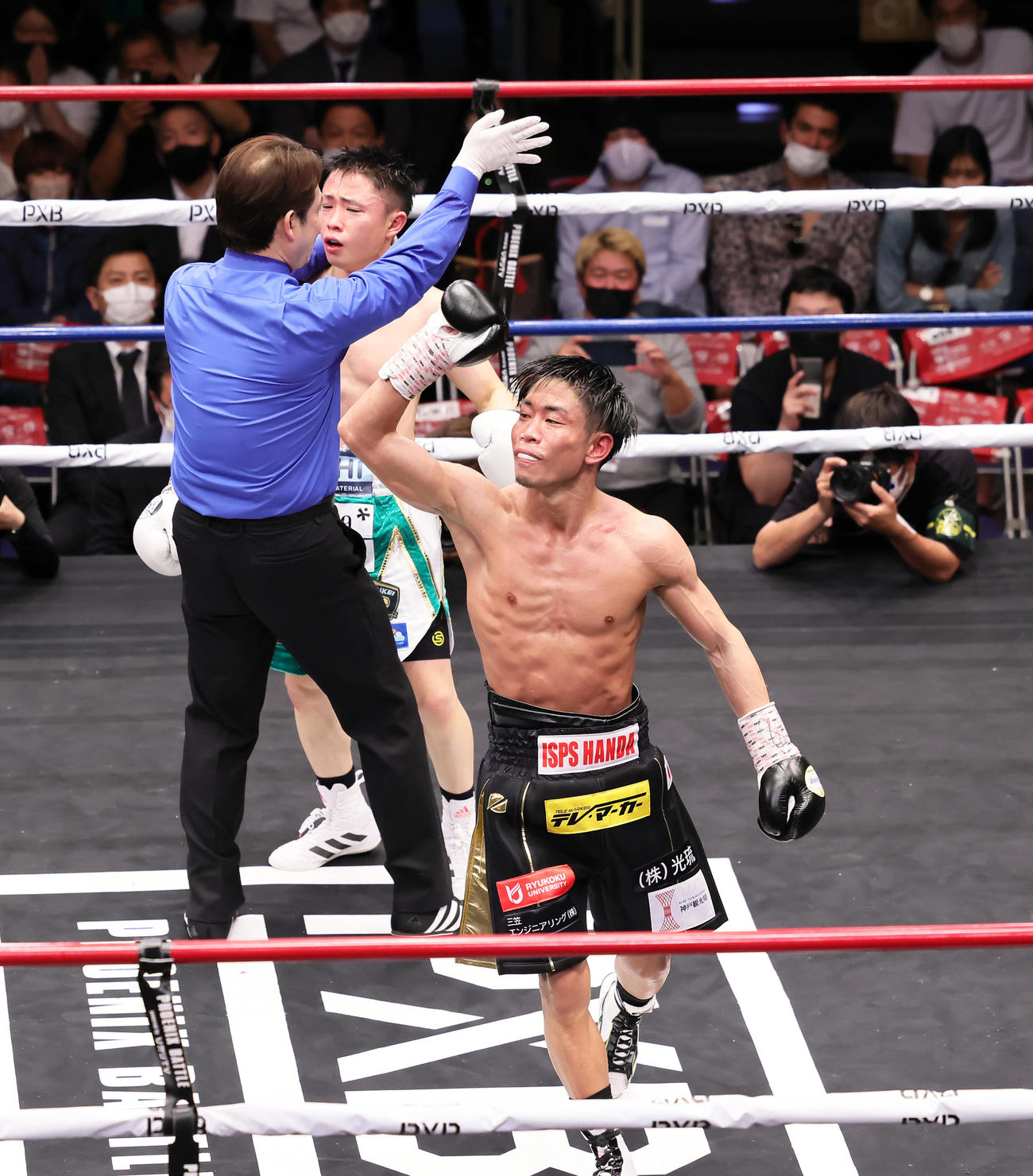 谷口（手前）は石沢に11回TKO勝ちしガッツポーズ（撮影・足立雅史）