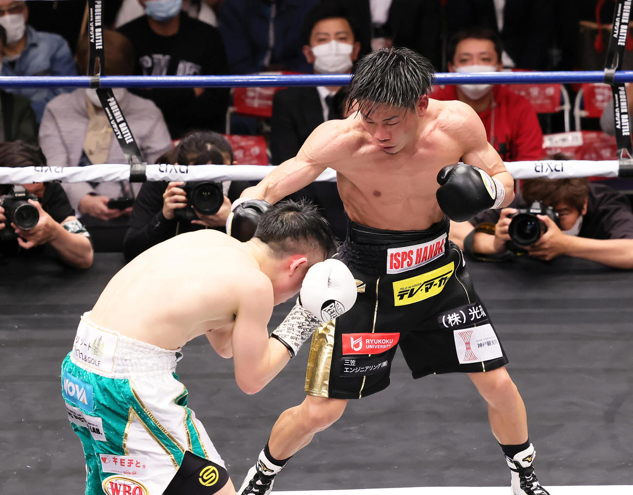 11回、谷口（右）は石沢を攻め込む（撮影・足立雅史）