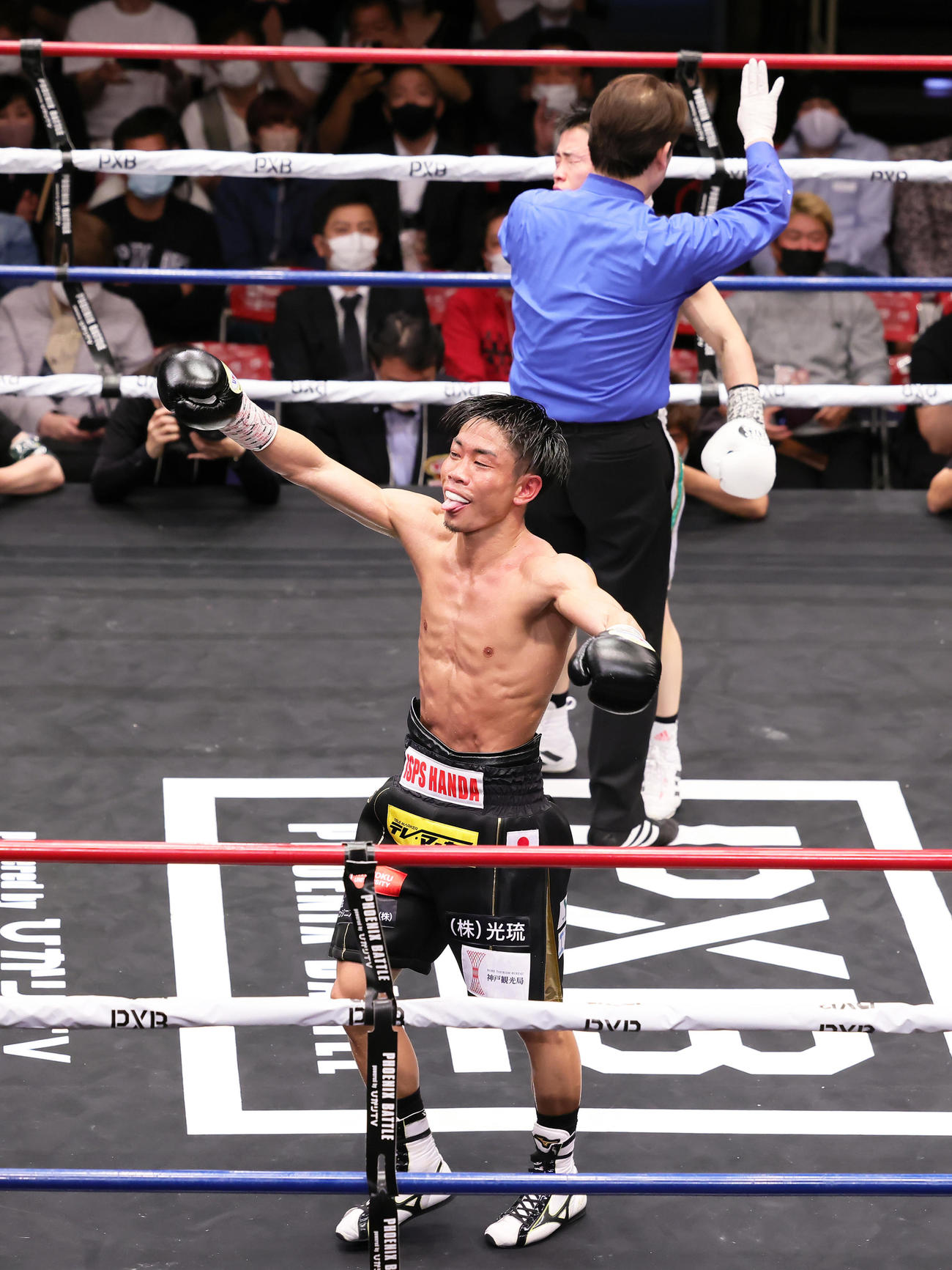 谷口（手前）は石沢に11回TKO勝ちしガッツポーズ（撮影・足立雅史）