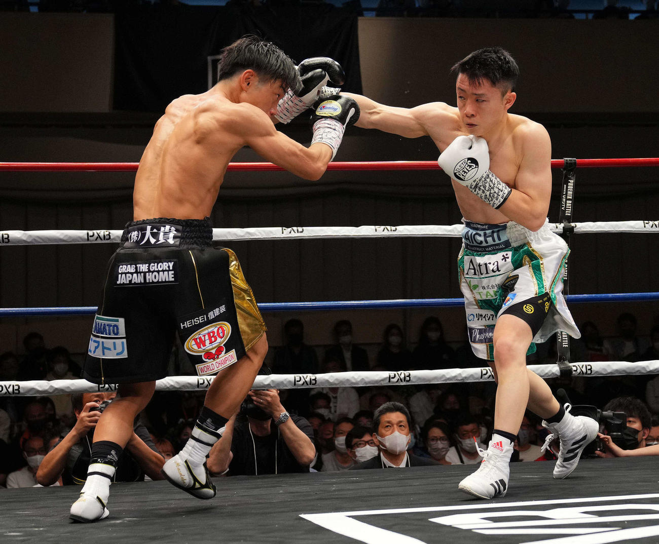 2回、谷口（左）にパンチを放つ石沢（撮影・横山健太）