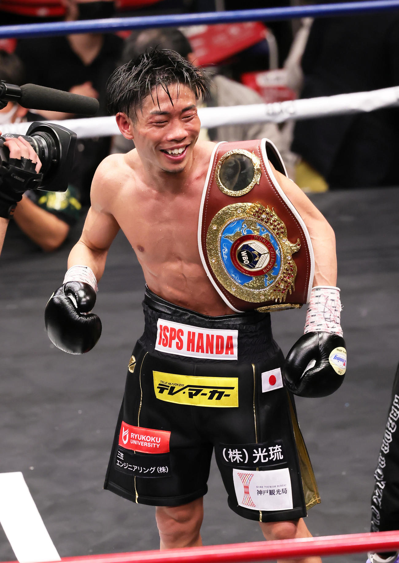 防衛に成功し笑顔の谷口（撮影・足立雅史）