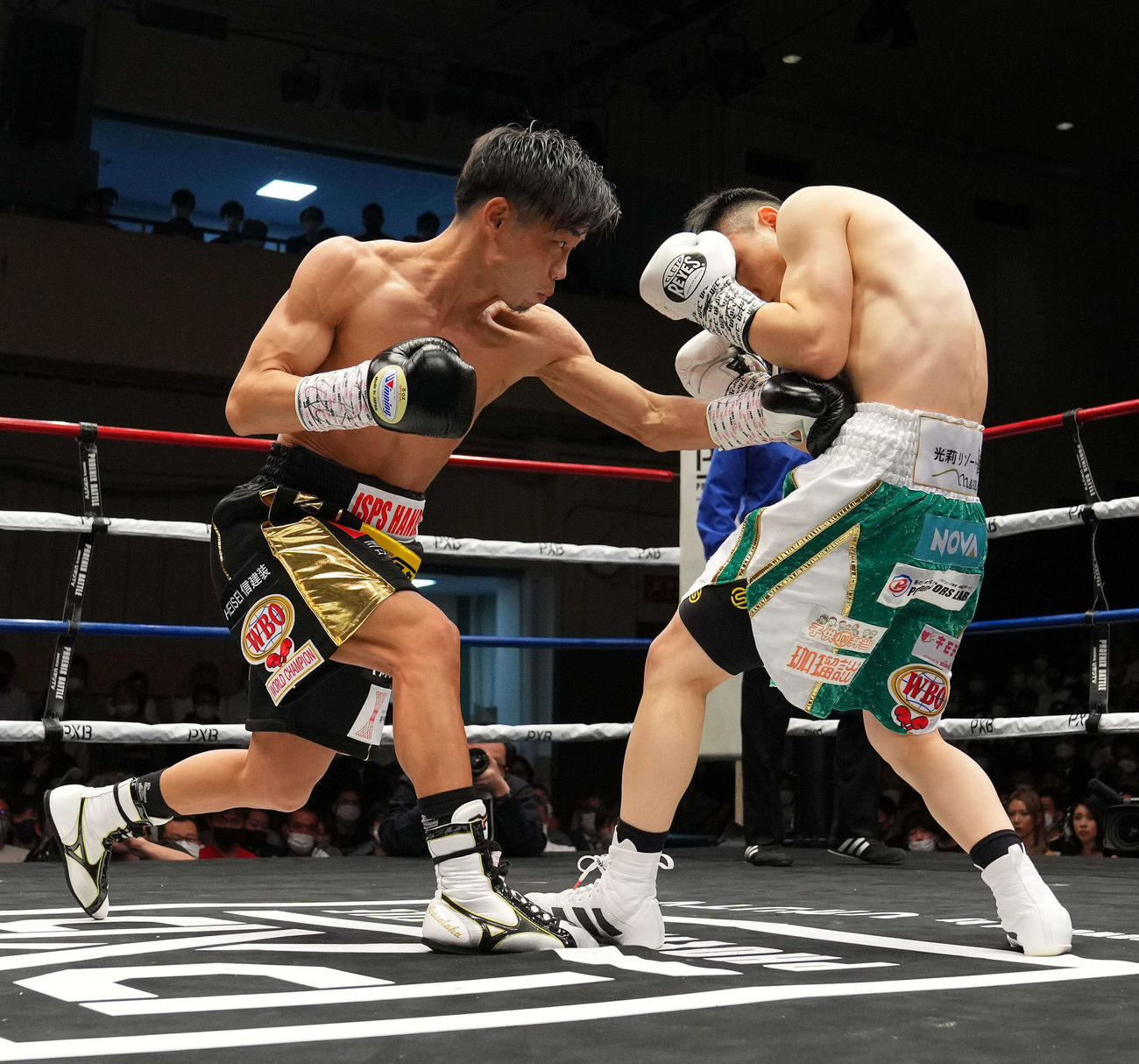 1回、石沢（右）にパンチを放つ谷口（撮影・横山健太）