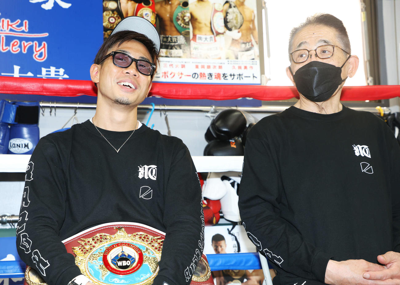 一夜明け会見に臨む谷口（左）と渡辺会長（撮影・河田真司）