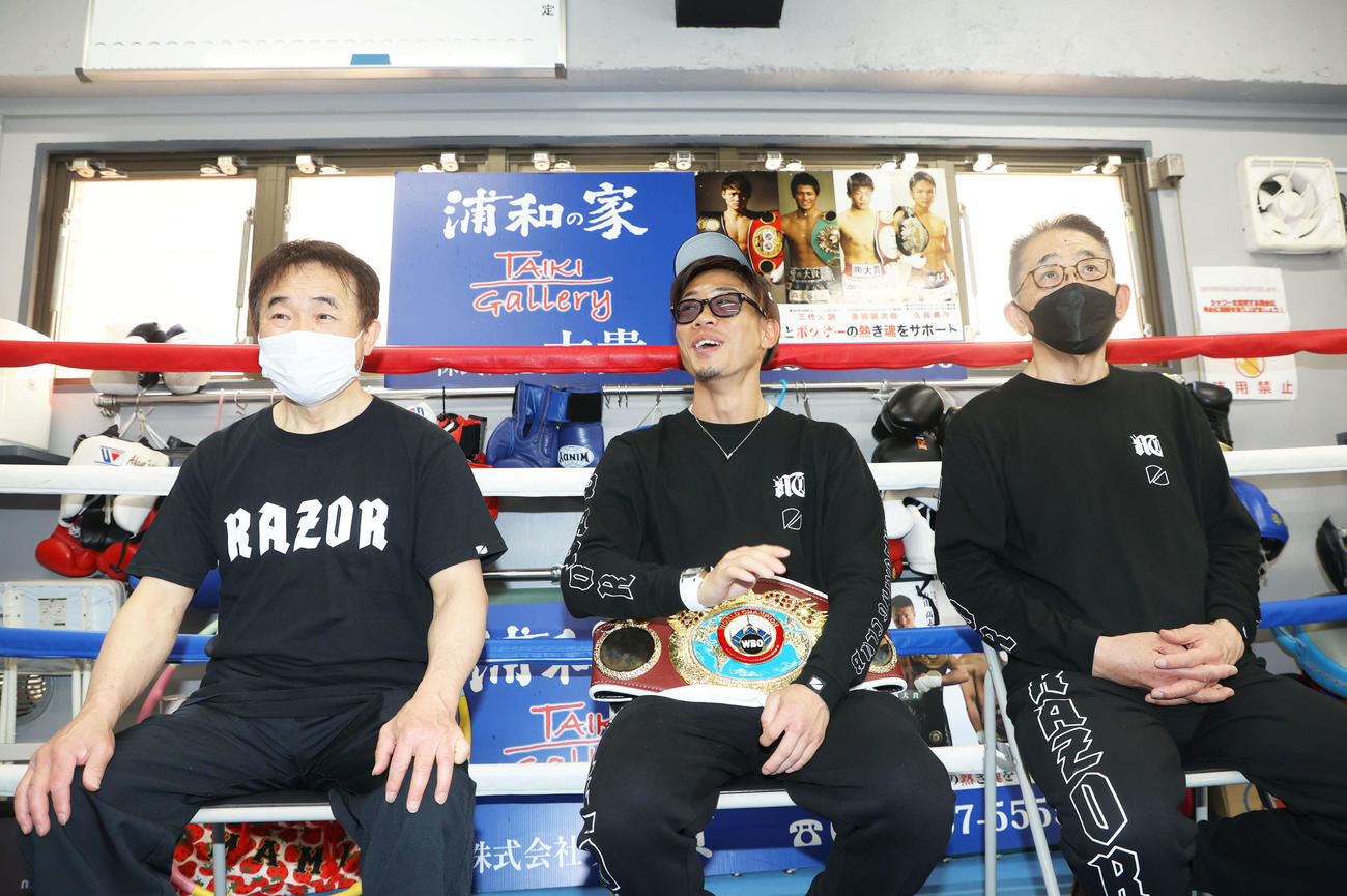 一夜明け会見に臨む谷口将隆（中央）。左は伯耆トレーナー、右は渡辺会長（撮影・河田真司）