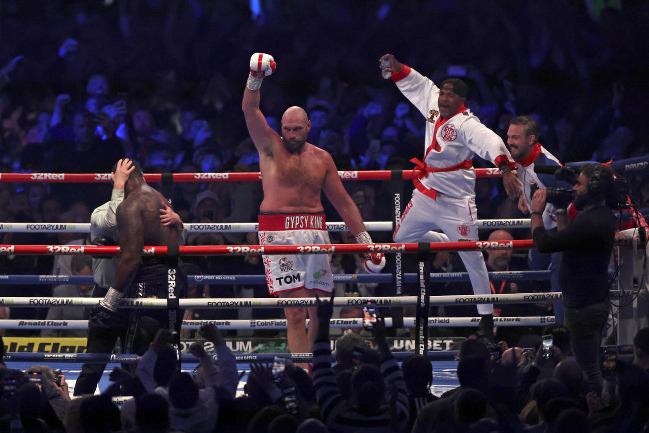ディリアン・ホワイトに勝利し観客の声援に応えるタイソン・フューリー（中央）（AP）