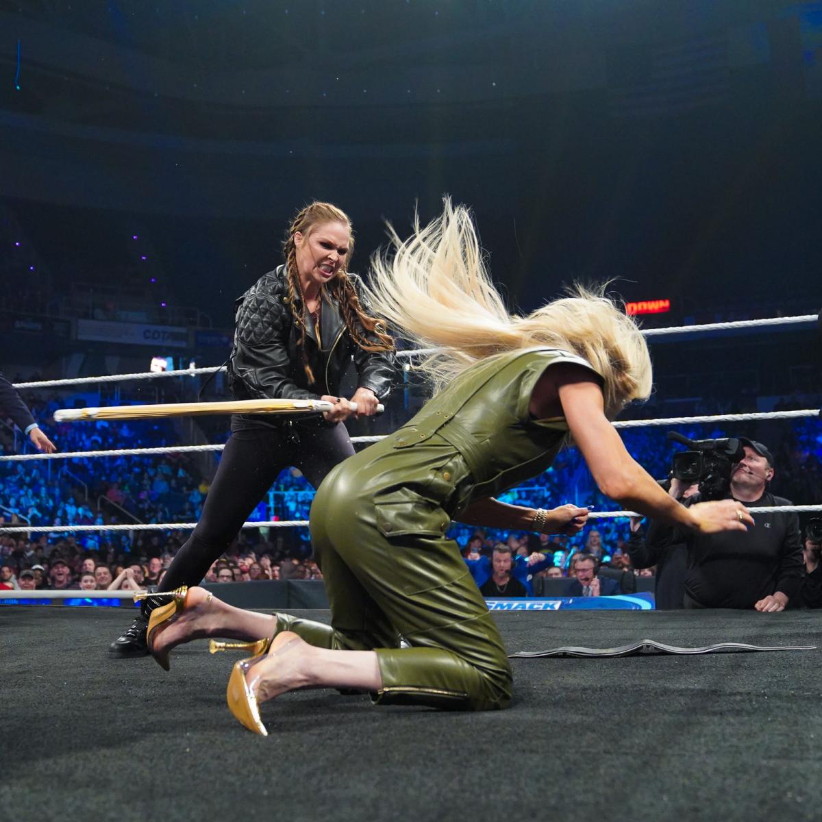 竹刀を奪い取り、スマックダウン女子王者フレアー（右）をたたいたラウジー（C）2022 WWE, Inc. All Rights Reserved.
