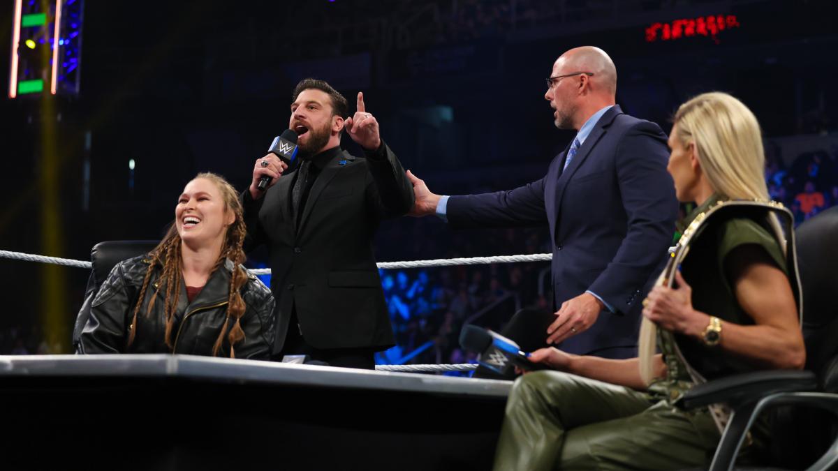 スマックダウン女子王者フレアー（右端）との調印式に臨んだラウジー（左端）（C）2022 WWE, Inc. All Rights Reserved.