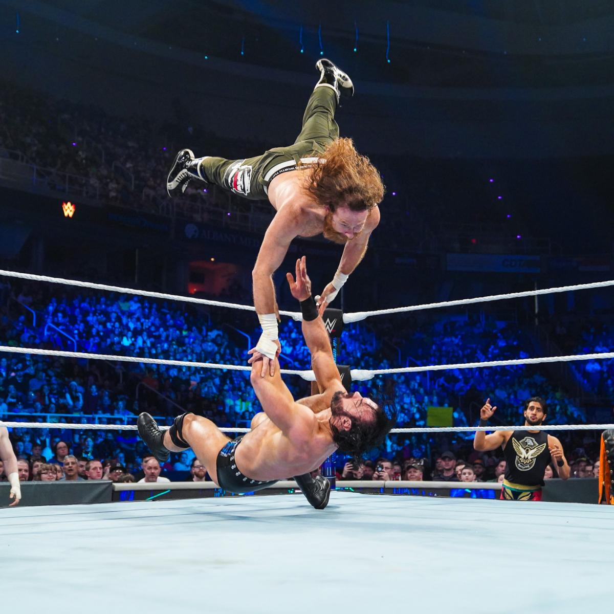 ゼイン（上）とランバージャック形式シングル戦に臨んだマッキンタイア（C）2022 WWE, Inc. All Rights Reserved.