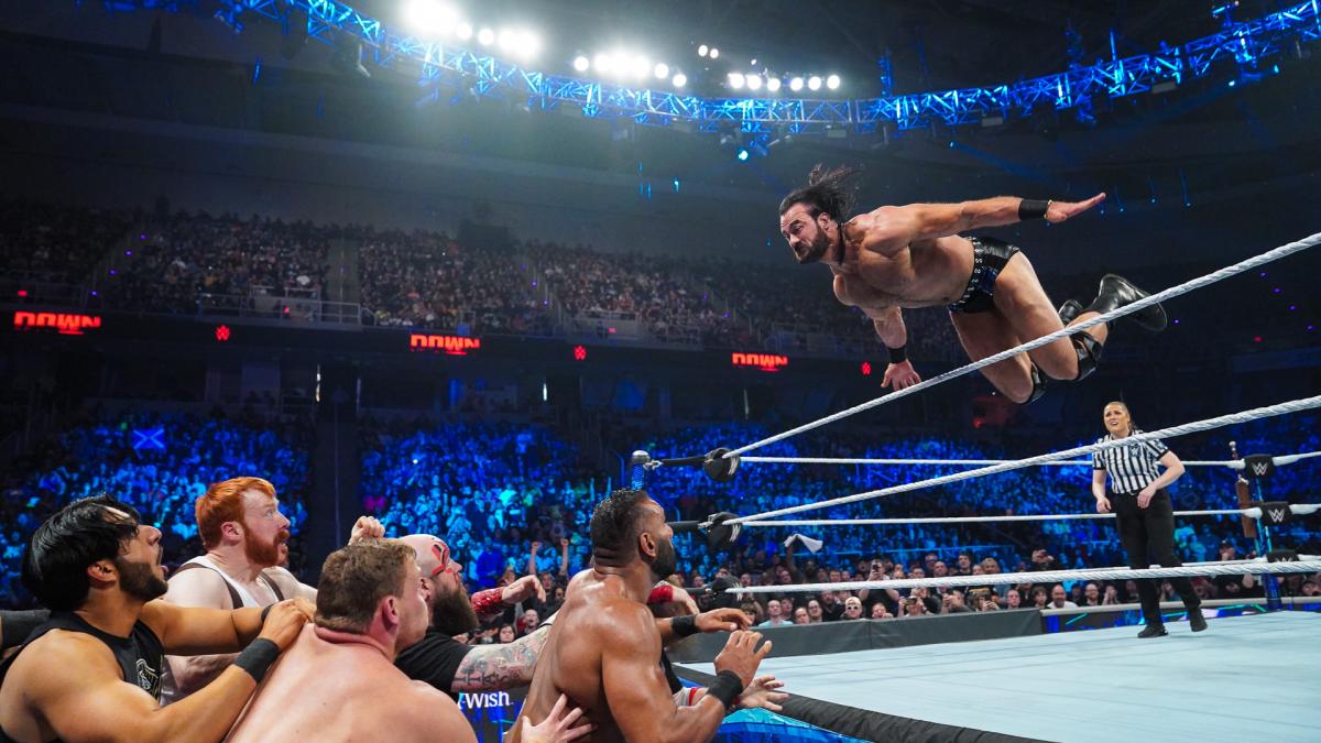 場外へトペ・コンヒーロで飛んだマッキンタイア（右端）（C）2022 WWE, Inc. All Rights Reserved.