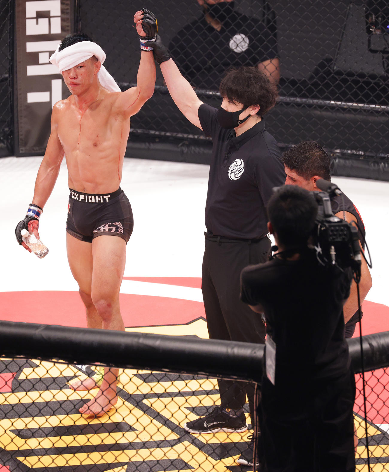 アリアンドロ・カエタノ（右）に判定勝利した中村倫也（撮影・中島郁夫）