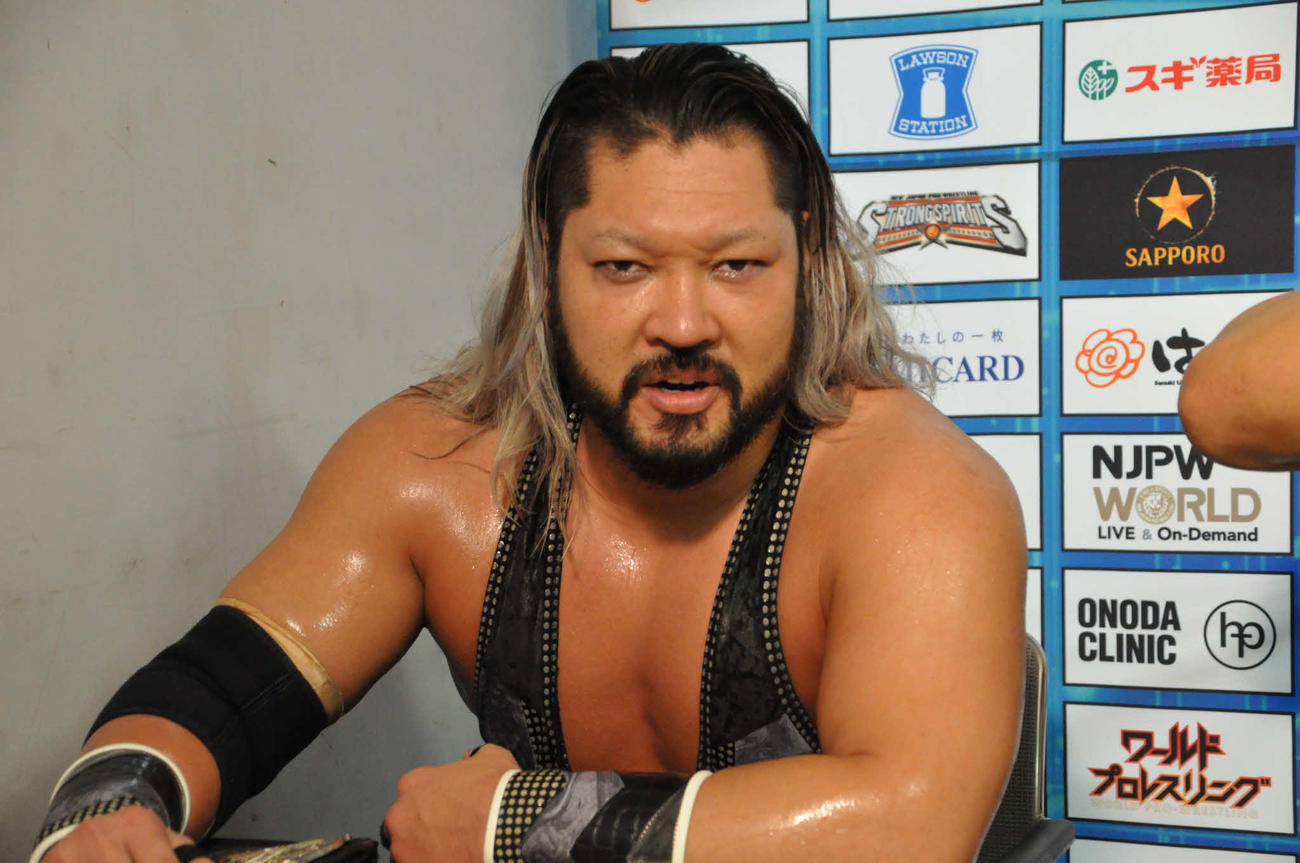 NEVER無差別級6人タッグ王座を防衛し、バックステージで勝ち誇るEVIL（提供・新日本プロレス）