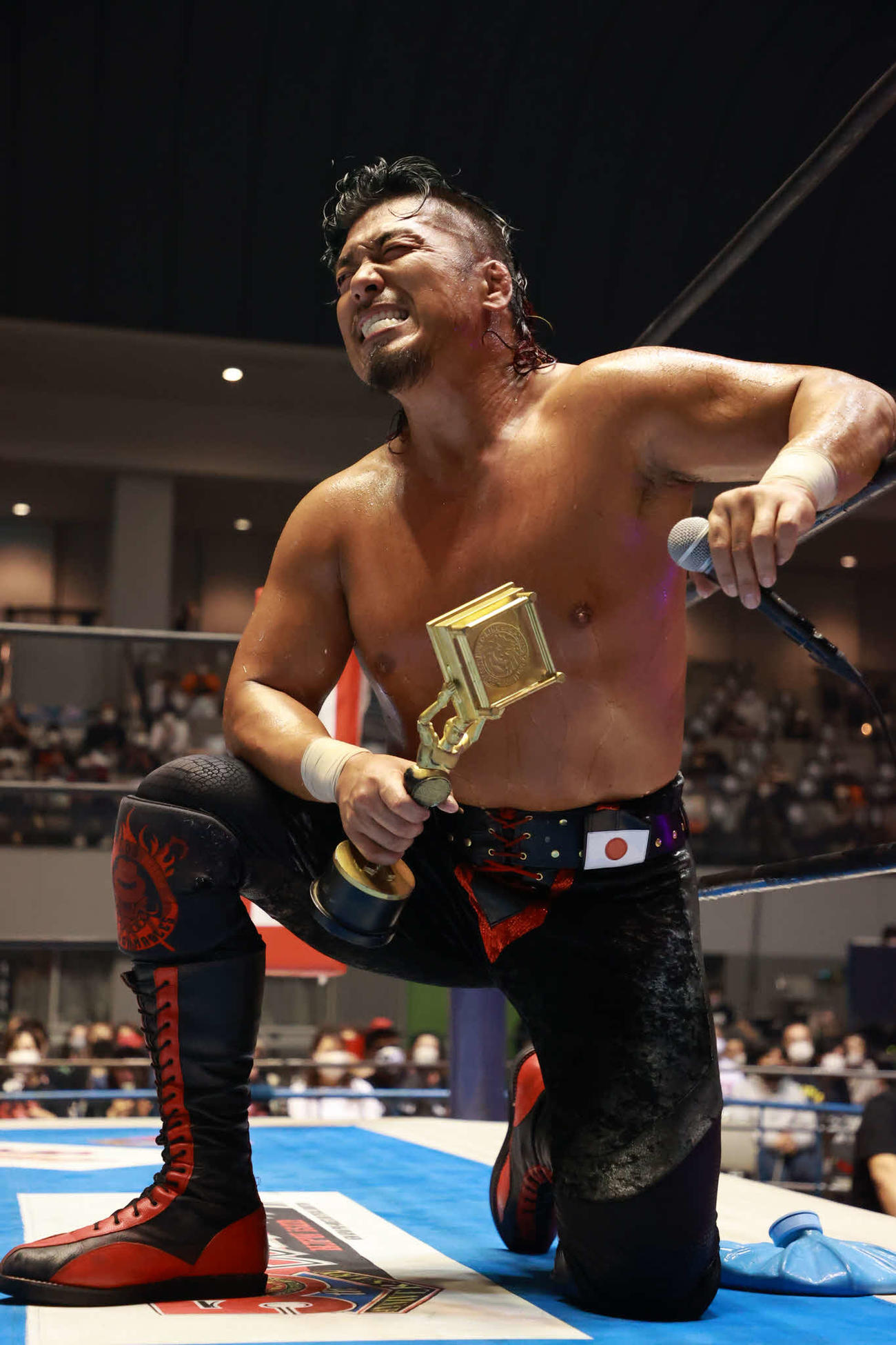 KOPW新保持者となった鷹木は試合後も苦しい表情を浮かべる（提供・新日本プロレス）