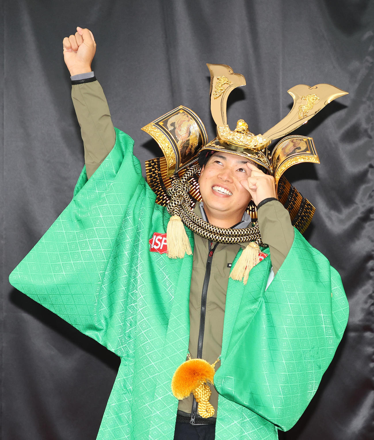 カブトと羽織を着て新日本プロレス内藤の決めポーズする桂川有人（2022年4月24日撮影）