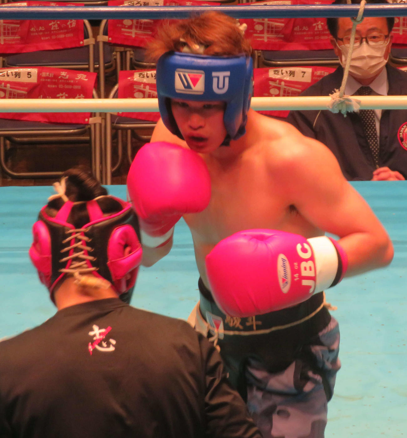 プロテストで、元WBOアジア・パシフィック・フェザー級王者森武蔵（手前）とのスパーリングを消化したアマ13冠の堤駿斗