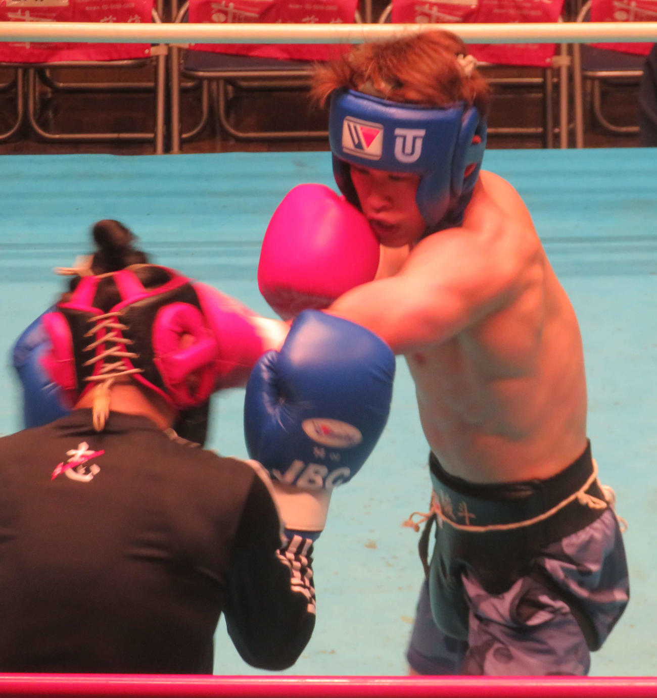 元WBOアジア・パシフィック・フェザー級王者森武蔵（左）とのスパーリングを消化したアマ13冠の堤駿斗
