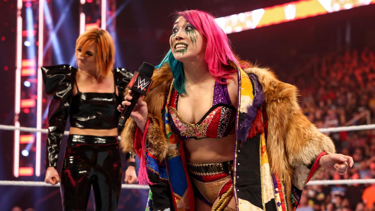 ベッキー・リンチ（左奧）の目前に登場し、復帰を宣言するアスカ（C）2022 WWE, Inc. All Rights Reserved.