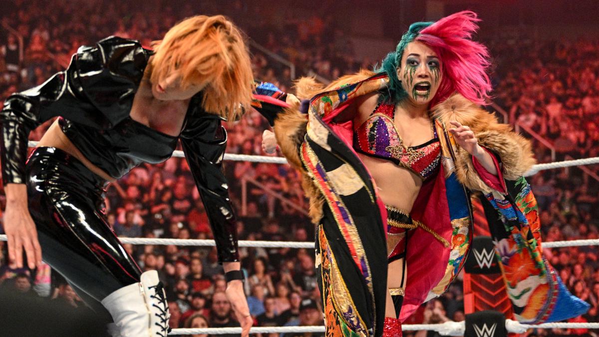 ベッキー・リンチ（左）とけん制し合うアスカ（C）2022 WWE, Inc. All Rights Reserved.