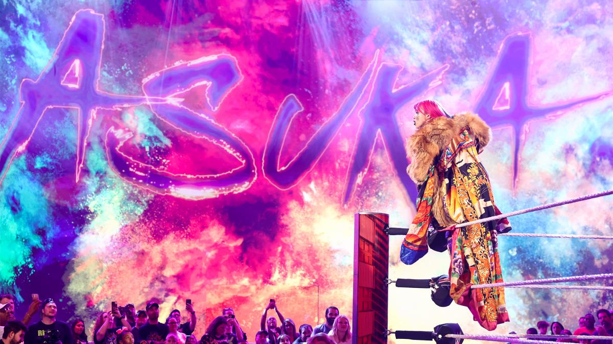 コーナーに上がり、ファンに声援に応えるアスカ（C）2022 WWE, Inc. All Rights Reserved.