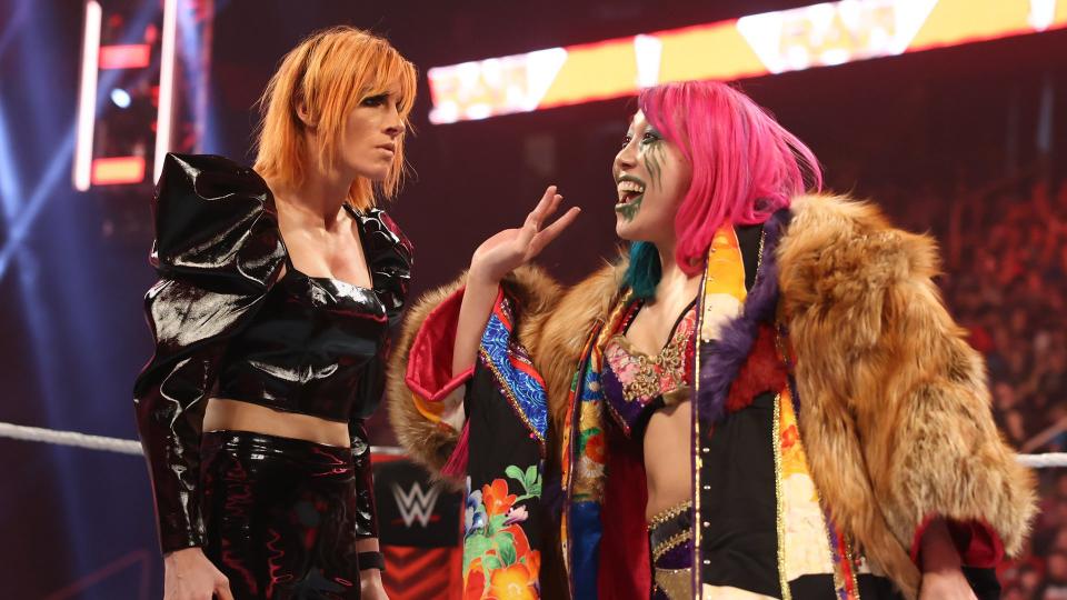 ベッキー・リンチ（左）を挑発するアスカ（C）2022 WWE, Inc. All Rights Reserved.