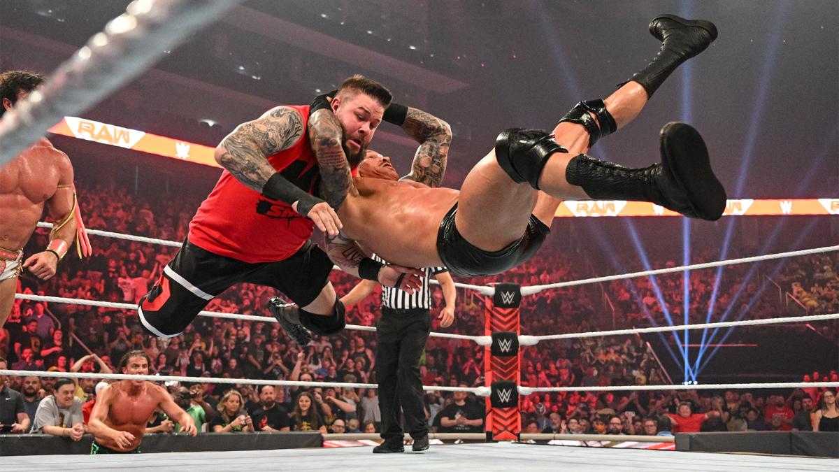 オーエンズ（左）にRKOを放つオートン（C）2022 WWE, Inc. All Rights Reserved.