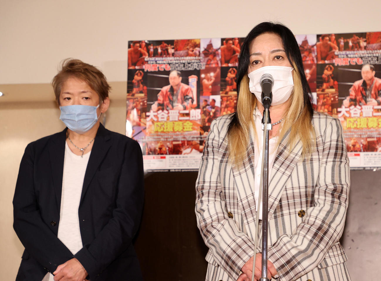 大谷晋二郎の応援募金をお願いするジャガー横田（右）とライオネス飛鳥さん（撮影・鈴木正人）