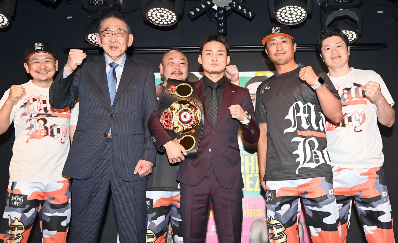 会見を終了後、スタッフ、渡辺会長（前列左から2人目）とともに記念撮影に納まるWBA世界ライトフライ級スーパー王者の京口（前列中央）（撮影・たえ見朱実）