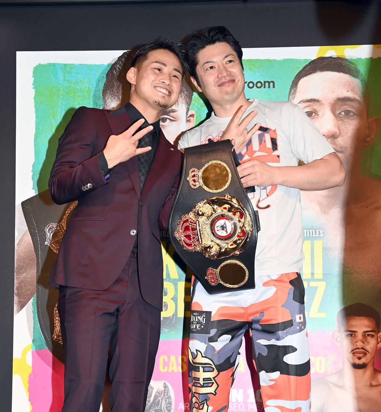 会見終了後、スタッフと笑顔で記念撮影に納まるボクシングWBA世界ライトフライ級スーパー王者の京口（撮影・たえ見朱実）