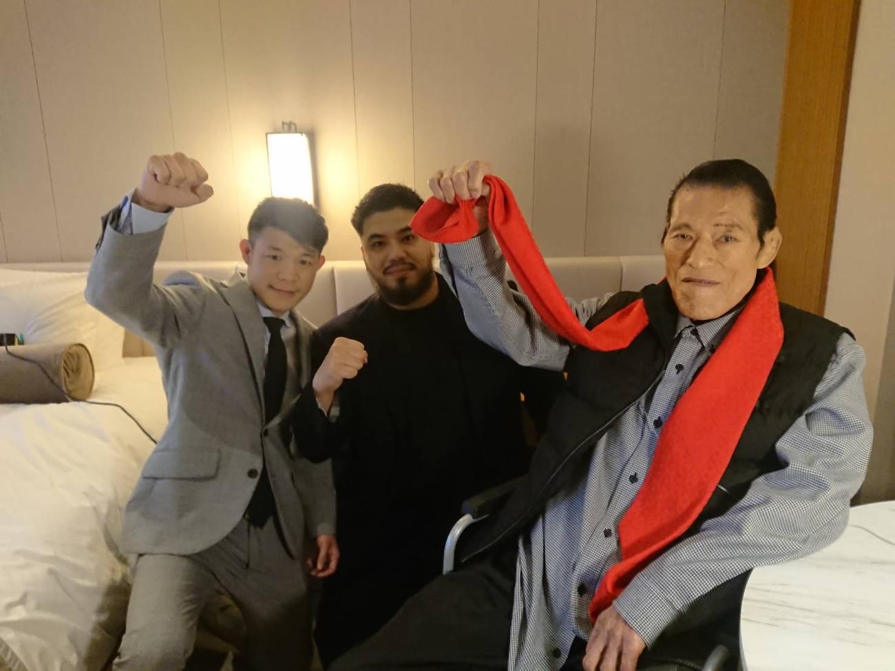 アントニオ猪木氏（右）と写真におさまる亀田興毅会長（左）、但馬ミツロ（3150ファイトクラブ提供）

