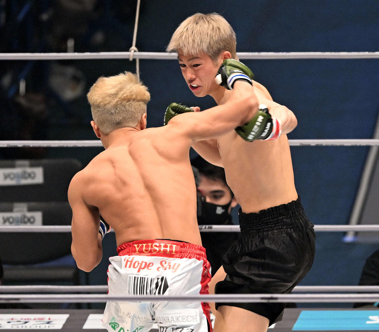 RIZIN33でYUSHI（手前）を攻める三浦（2021年12月31日撮影）
