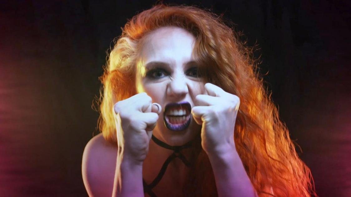 NXT・UK女子王者里村明衣子を挑発する挑戦者アイラ・ドーン（C）2022 WWE, Inc. All Rights Reserved.