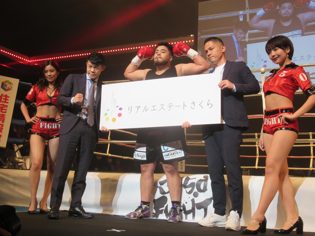 デビュー戦を1回TKO勝利で飾った但馬（中央）。同左は亀田興毅会長（撮影・実藤健一）