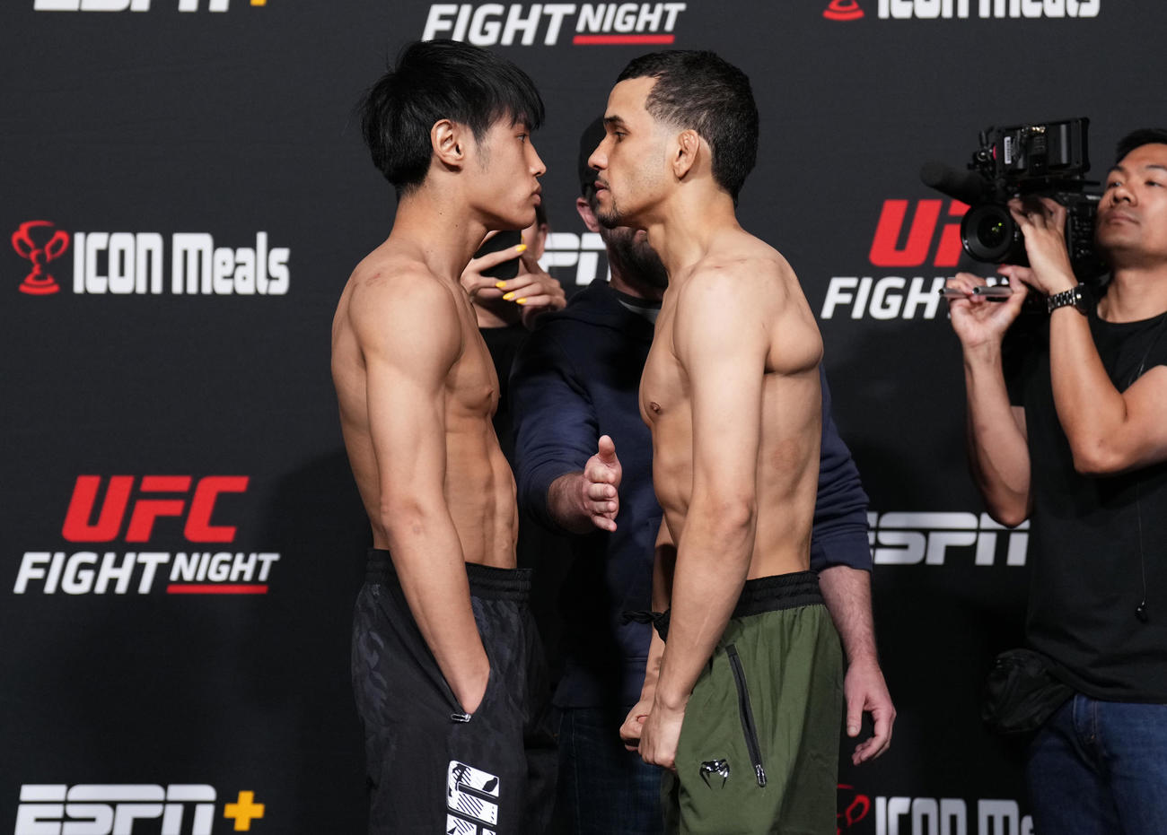 UFCデビュー戦の相手カンデラリオ（右）とにらみ合う平良(C)UFC／Zuffa LLC