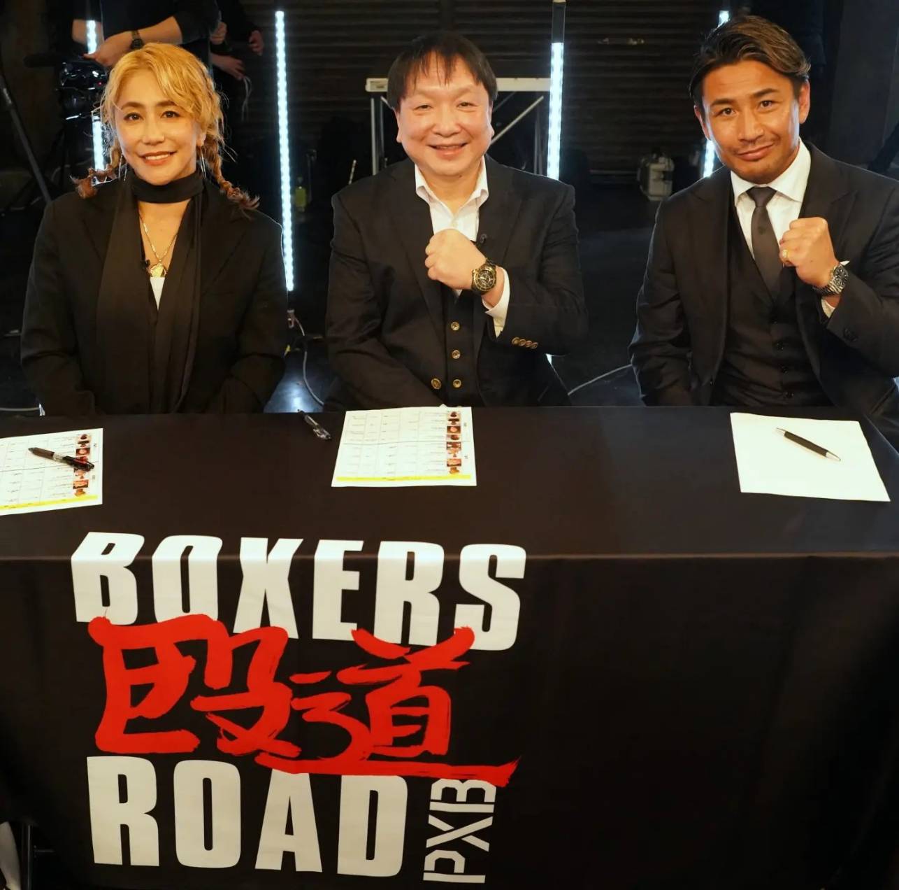 ナビゲーターの魔裟斗（右端）、山本美憂（左端）と並ぶ大橋秀行会長（大橋ジム提供）