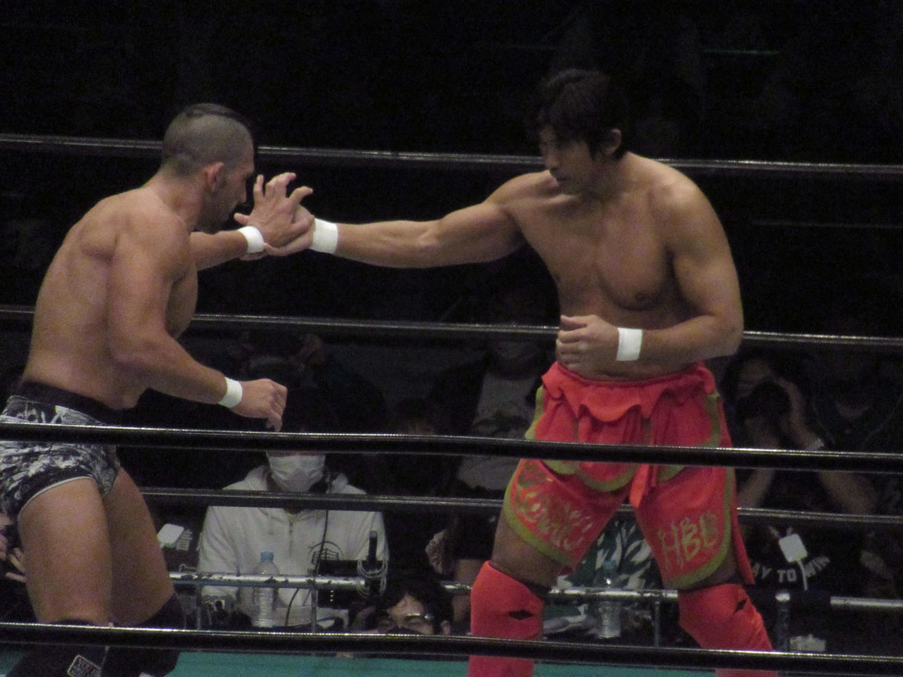 ゴッチとリストを取り合う船木（撮影・勝部晃多）