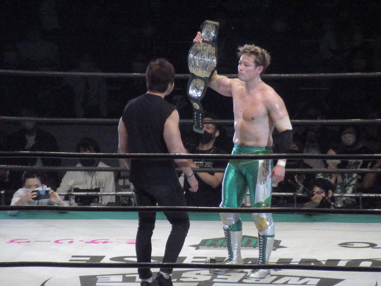 小島にベルトを見せつける潮崎（撮影・勝部晃多）