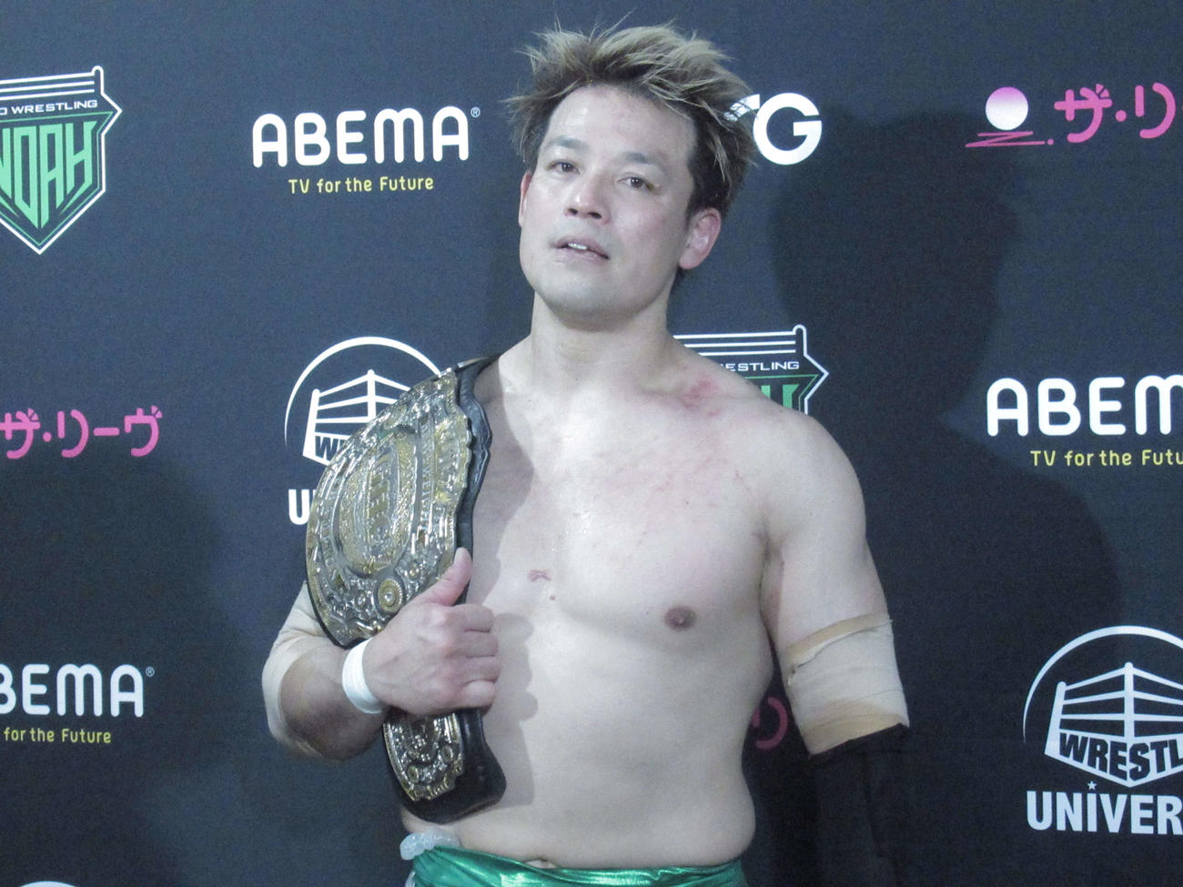 試合後に取材に応じる潮崎（撮影・勝部晃多）