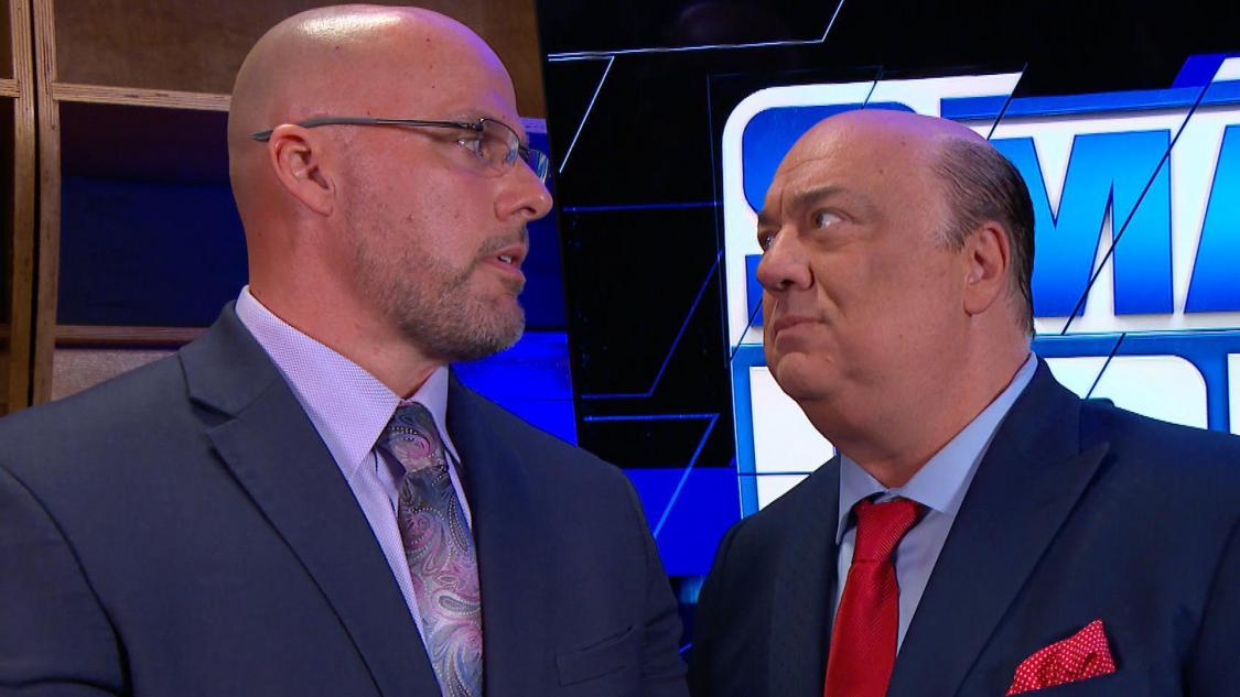 WWEオフィシャルのアダム・ピアース（左）を脅すレインズ一派のスポークスマン、ポール・ヘイマン（C）2022 WWE, Inc. All Rights Reserved.
