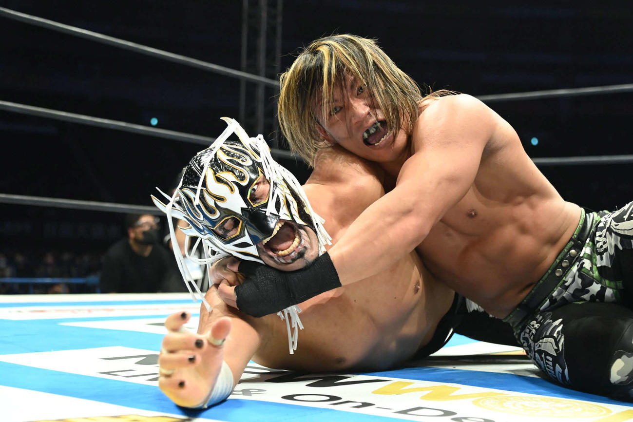 デスペラード（左）に関節技を極める石森（提供・新日本プロレス）