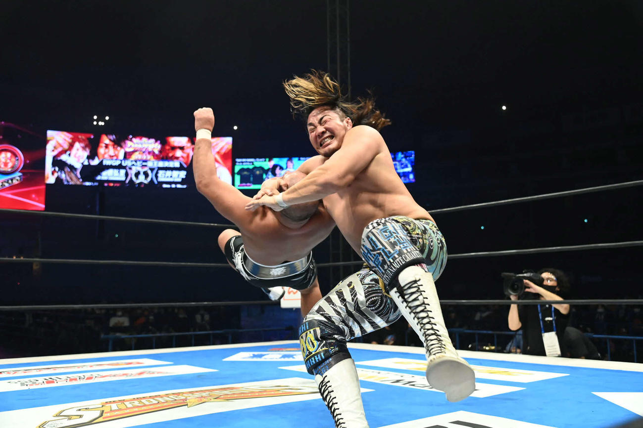 石井（左）にスリングブレイドを決める棚橋（提供・新日本プロレス）