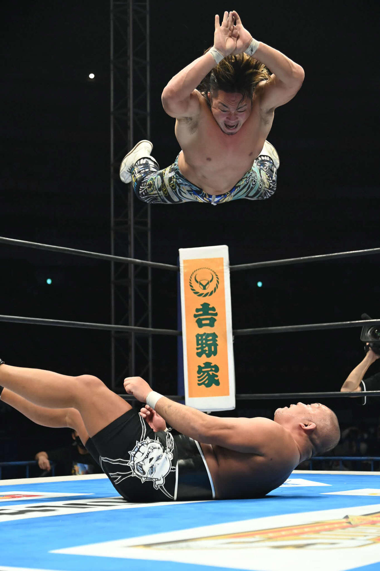石井（下）にハイフライフローを決める棚橋（提供・新日本プロレス）