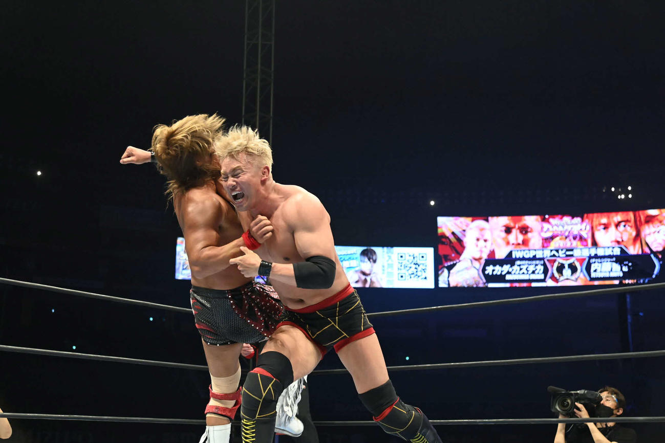 内藤（左）にレインメーカーを決めるオカダ（提供・新日本プロレス）