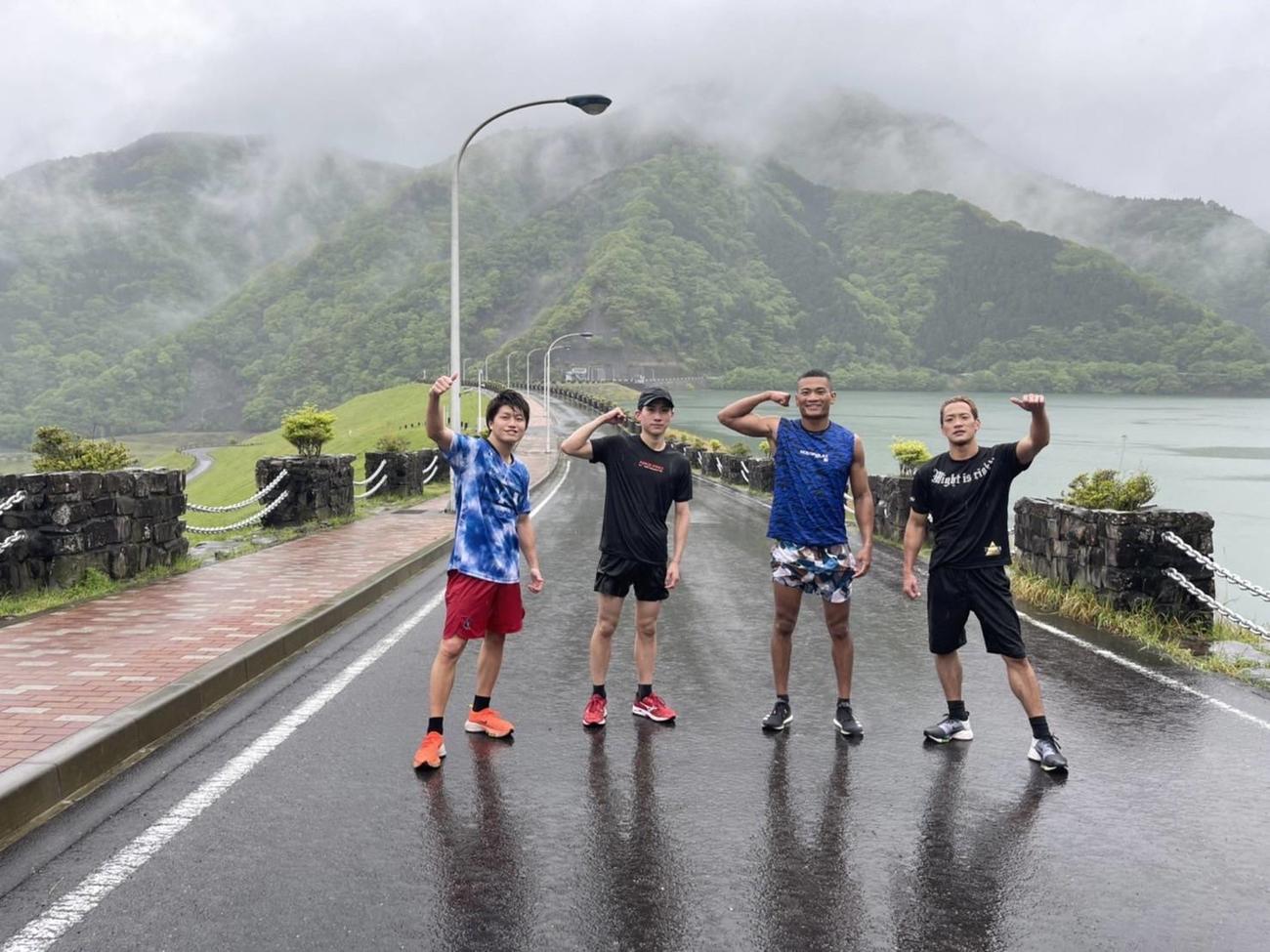 次戦に向けて走り込み合宿を続ける大橋ジム勢。左端から桑原、田中、平岡、中嶋（大橋ジム提供）