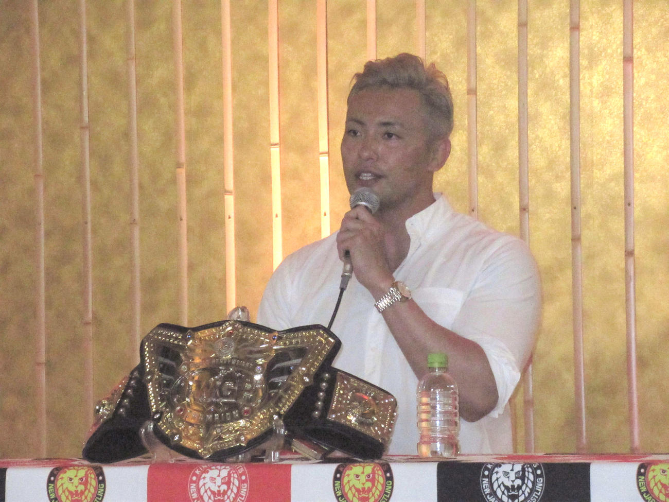 記者会見に登壇したオカダ（撮影・勝部晃多）