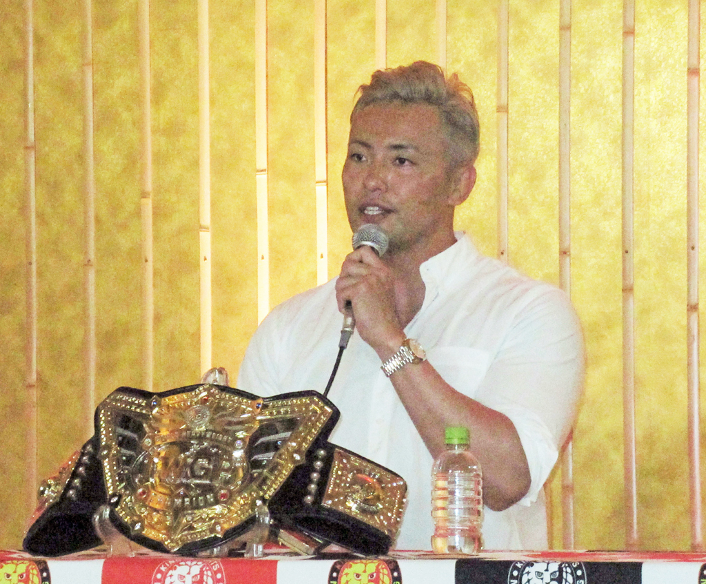 記者会見に登壇したオカダ（撮影・勝部晃多）
