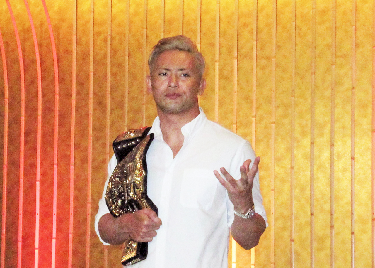 記者会見でポーズを取るオカダ（撮影・勝部晃多）